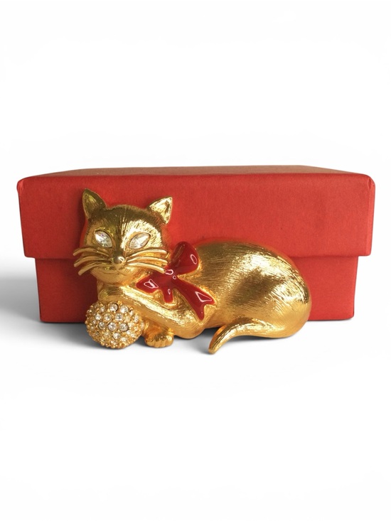 Napier Jewelry - Vintage NAPIER Textured Gold‑Tone Christmas Cat Brooch with Rhinestone Ball